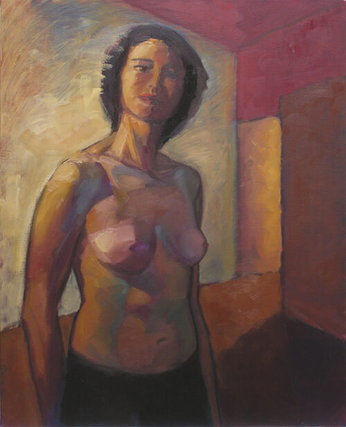 Femme debout nu féminin debout avec une porte ouverte laissant passer la lumière